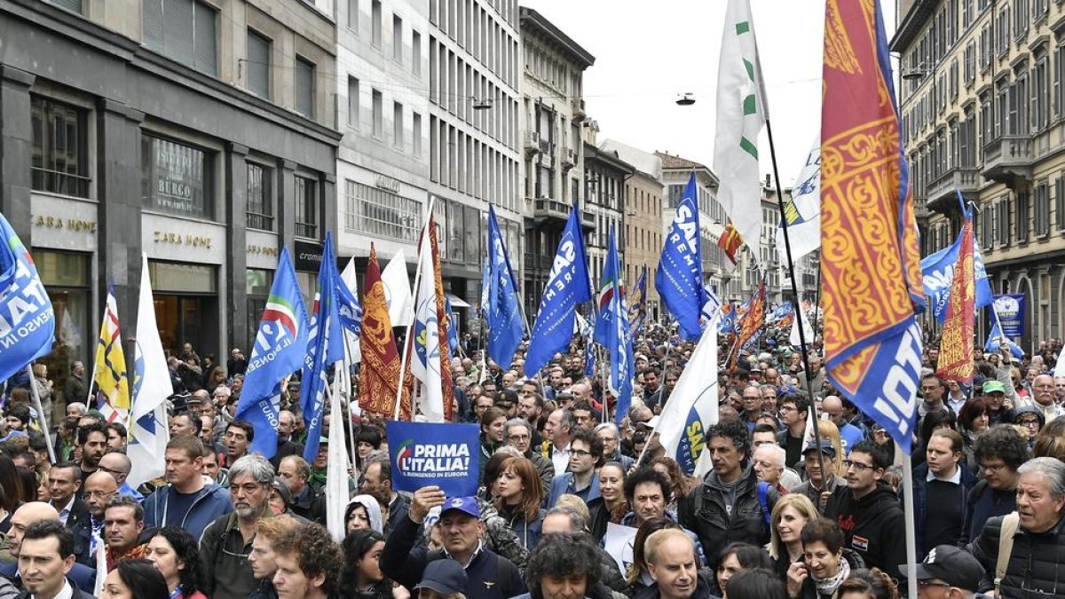 Imagen de seguidores de la Liga en el acto organizado ayer sábado en la plaza del Duomo de Milán.