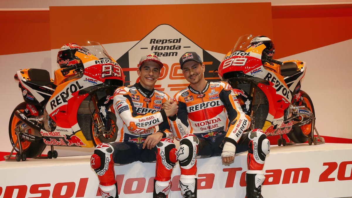 Marc Màrquez y Jorge Lorenzo, ambos convalecientes aún de sus operaciones, durante la presentación ayer del equipo en Madrid.