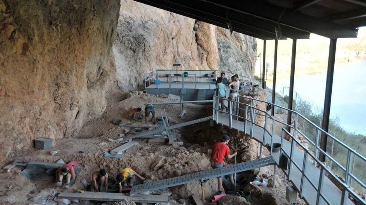 Excavaciones en el yacimiento de la Roca dels Bous, en Sant Llorenç de Montgai, en la Noguera.