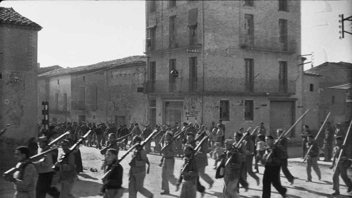 Desfile del Ejército Popular de la República por las calles de Linyola en otoño de 1938.