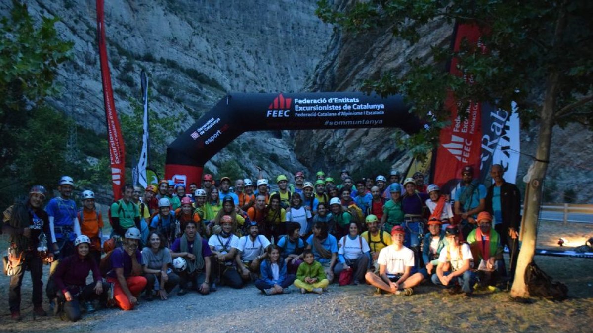 Los participantes en el rally de escalada antes de iniciar las cordadas.