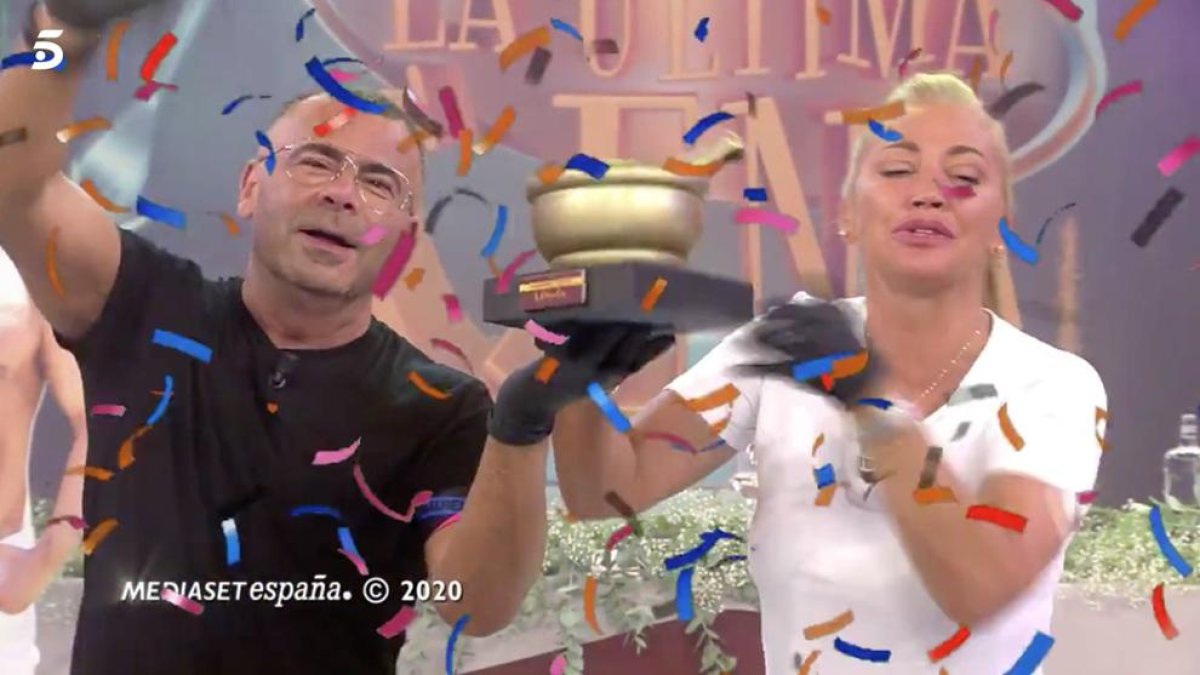 Els guanyadors amb el trofeu.