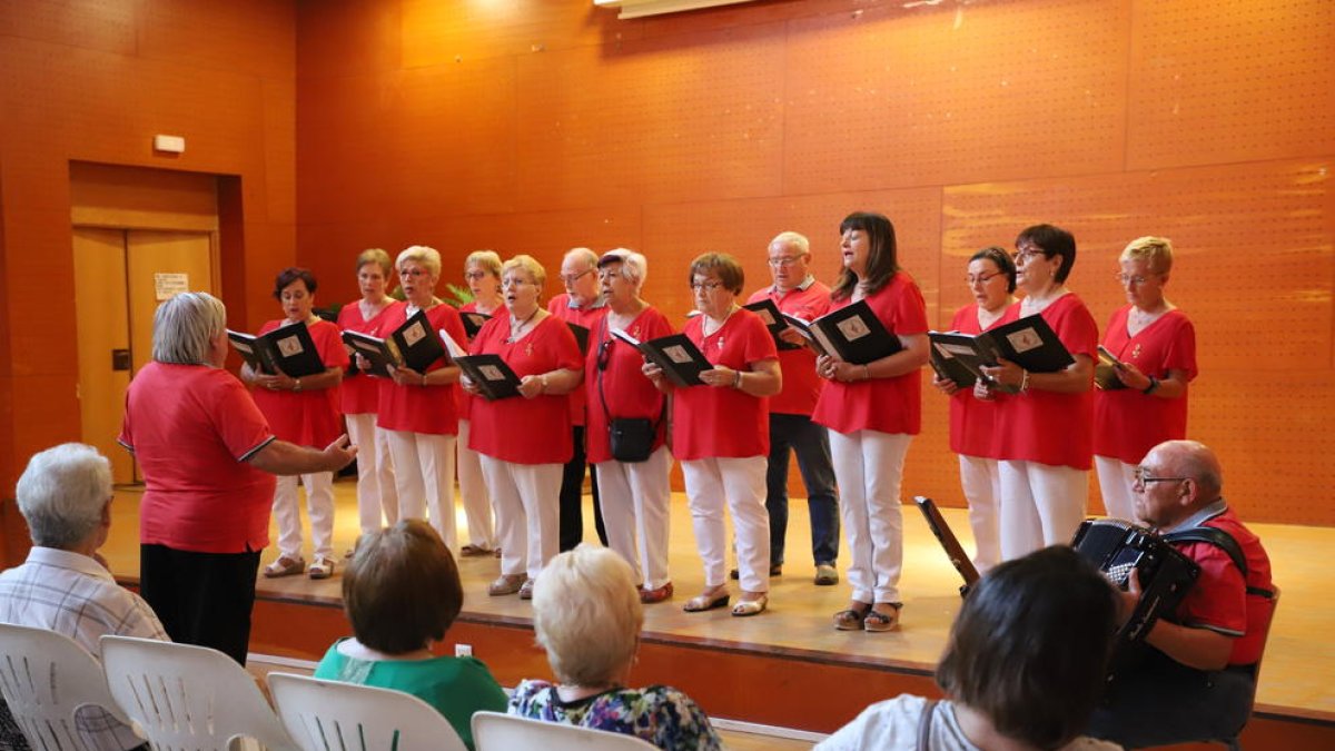 Les jugadores de l’equip de bàsquet del Cadí la Seu van ser les encarregades de fer el pregó de les festes majors de la Seu d’Urgell ahir.