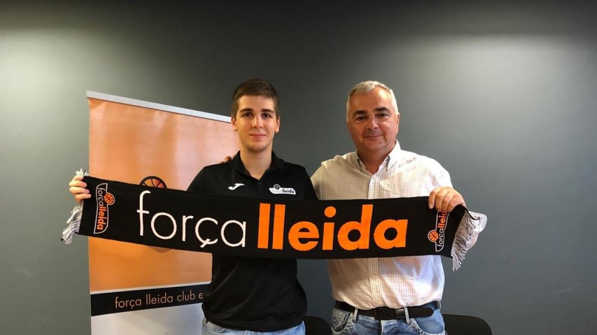 El directivo Albert Aliaga, junto al canterano del club.