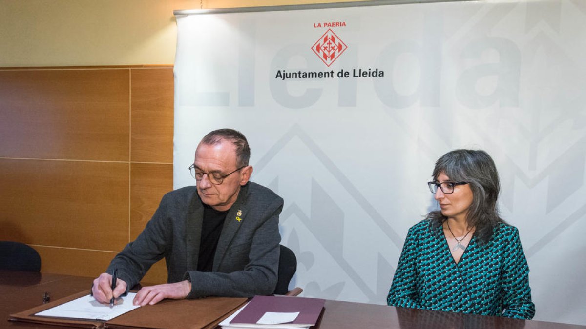Pueyo, al firmar el decret del canvi de noms al costat de Castro.