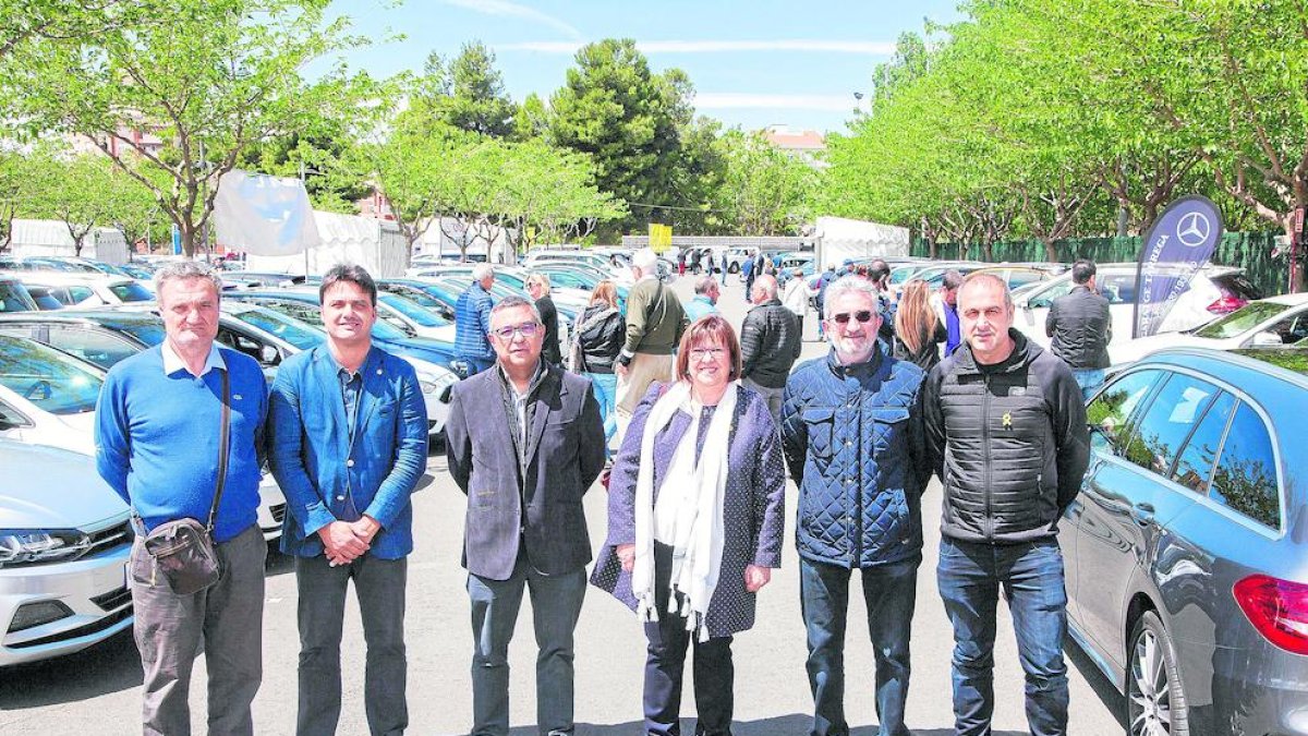 Perelló y ediles, ayer en el Mercat del Vehicle d’Ocasió.