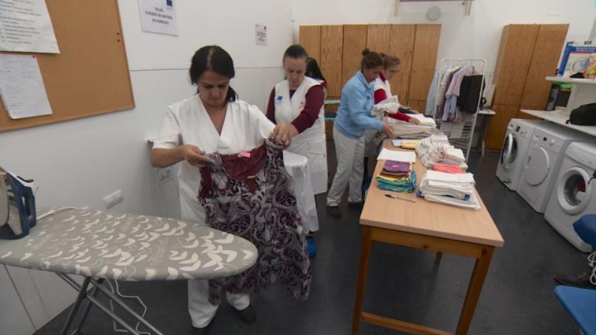 Un taller donde se forman paradas de larga duración, en Sevilla.
