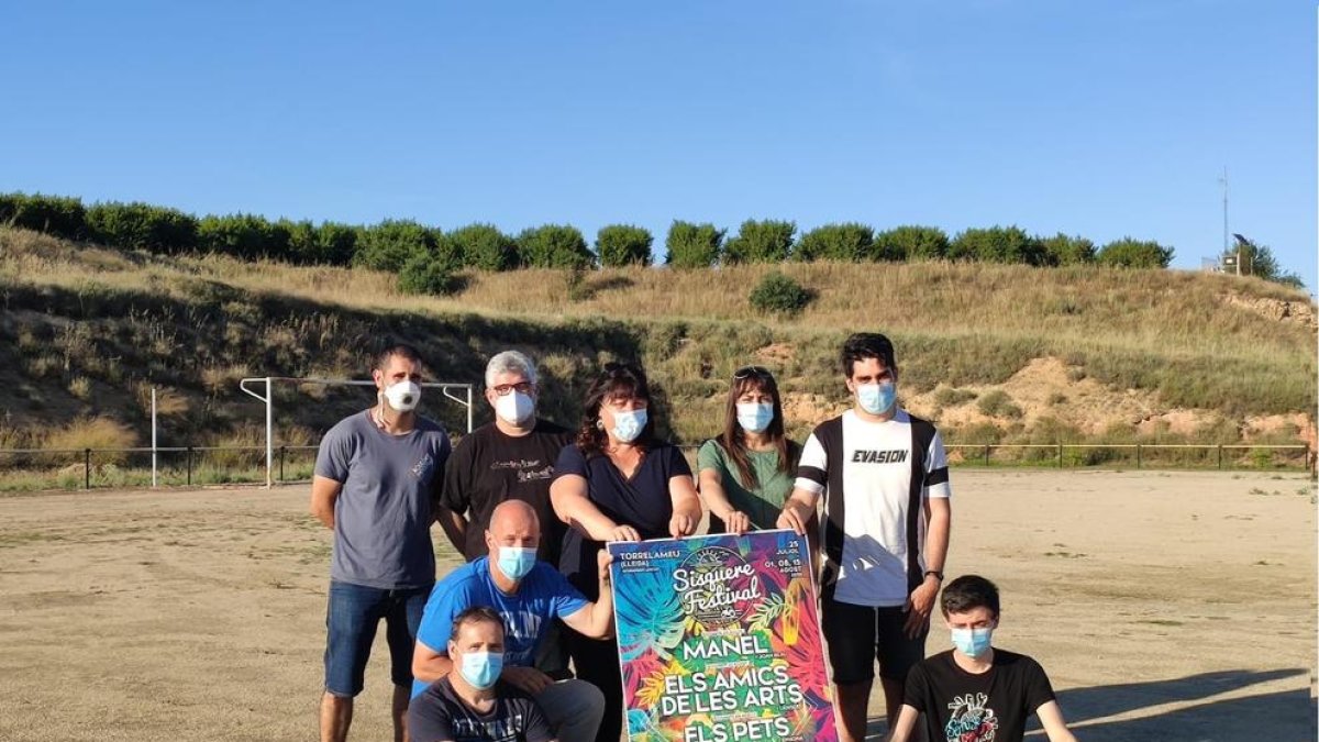 Organitzadors i equip de govern de Torrelameu, al camp de futbol que acollirà el festival.