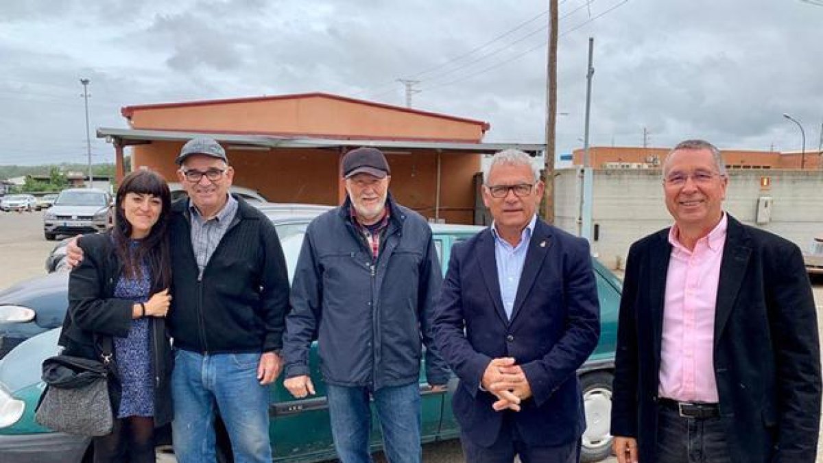 Gómez, con los miembros del Casal d’Amistat amb Cuba de Lleida.