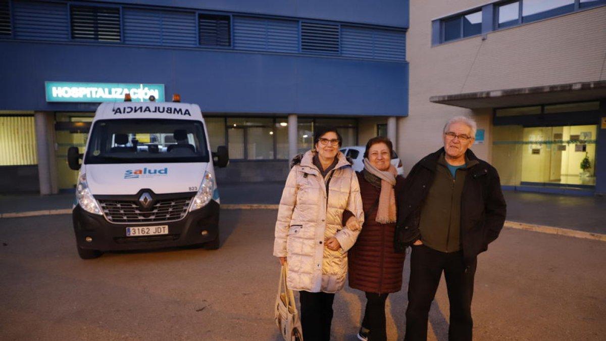 Carme Rigual, Conxi Lapeña y Juan Soler, enfrente del Centro de Salud de Fraga.
