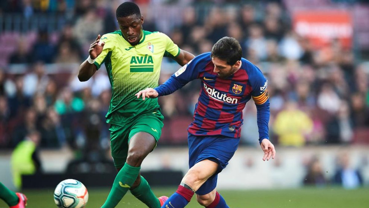 Leo Messi supera el jugador de l’Eibar Pape Diop en la jugada en la qual l’argentí anota el primer dels quatre gols que va firmar davant del quadre armer.