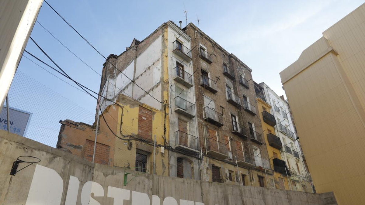 Vista dels immobles del carrer Companyia, des del número 16 fins al 24.