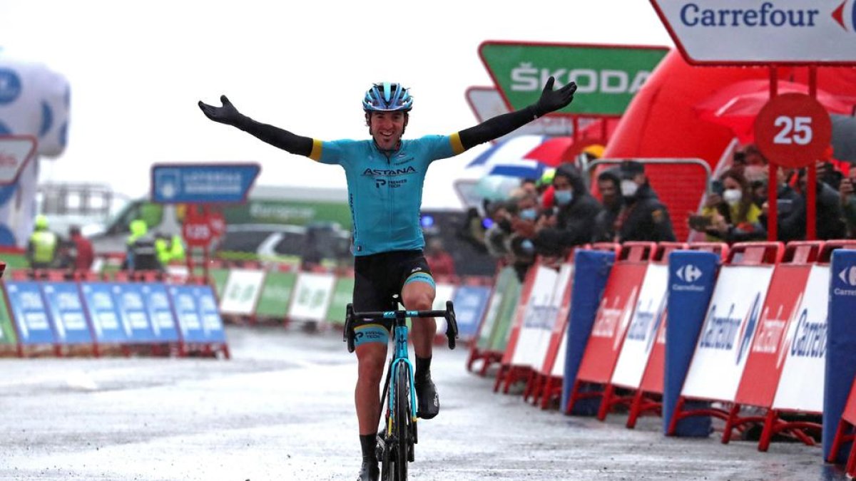 El guanyador de l’etapa, Ion Izaguirre, creua guanyador la línia de meta.