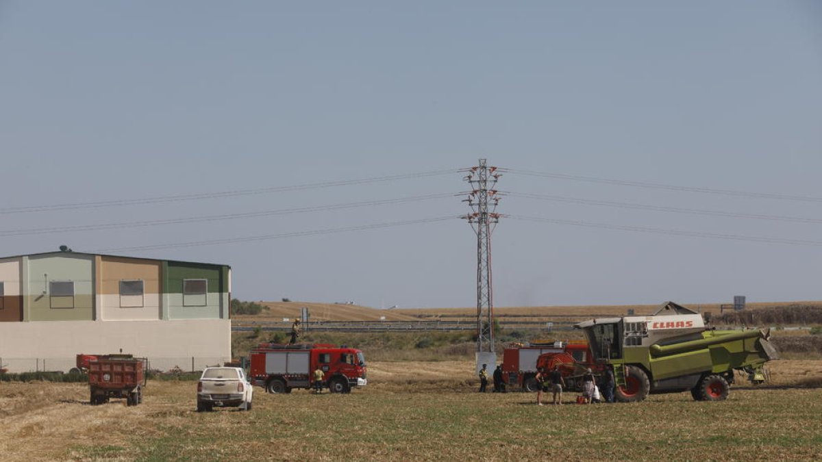 Los Bomberos y la segadora en Alguaire.