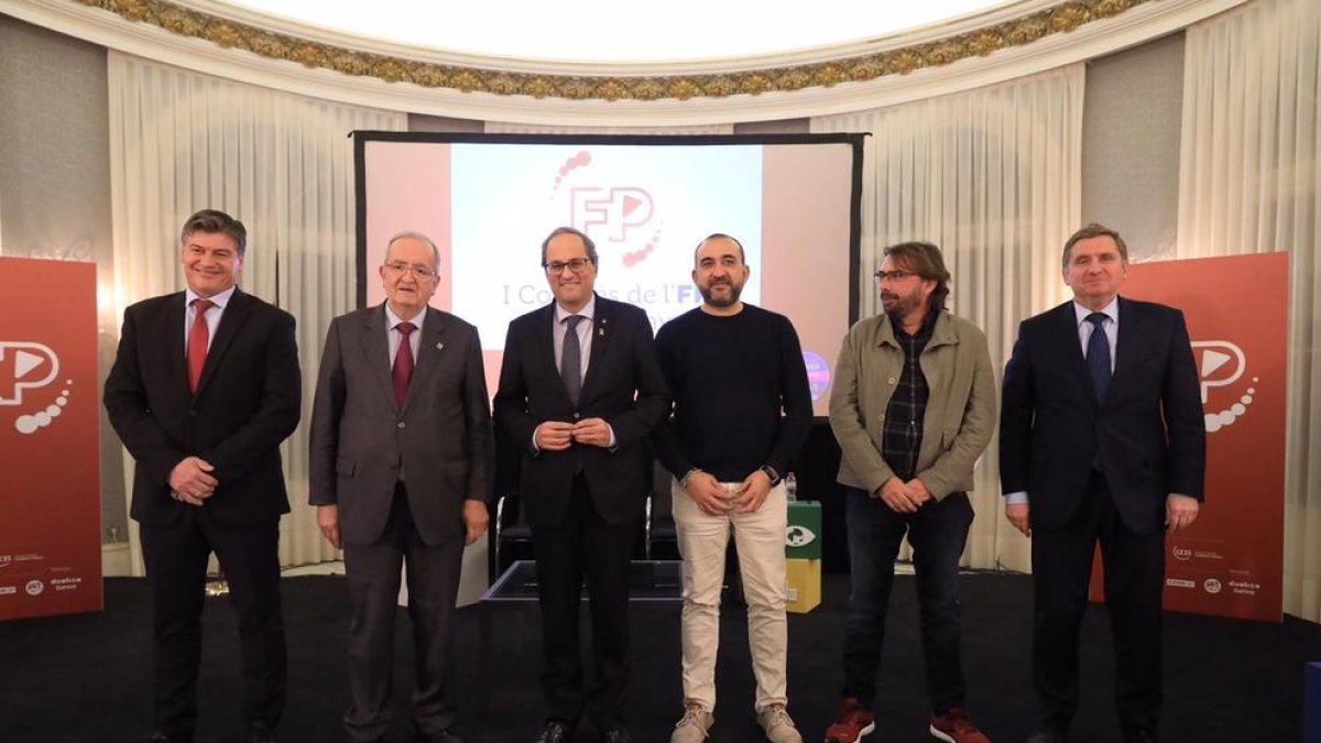 El president Torra acompañado ayer de miembros de Pimec y sindicatos en un acto sobre FP.
