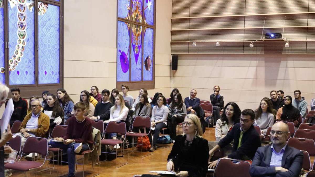 Asistentes a la primera sesión de intervenciones, ayer en el Saló Víctor Siurana de la UdL.