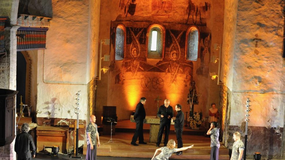 Un moment de l’espectacle ahir de la companyia Factoria Mascaró i el grup La Nova Euterpe a Santa Maria d’Àneu.