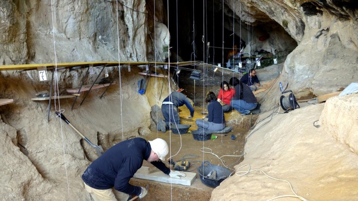 Arqueólogos del quipo del IPHES en la Cova de les Llenes.