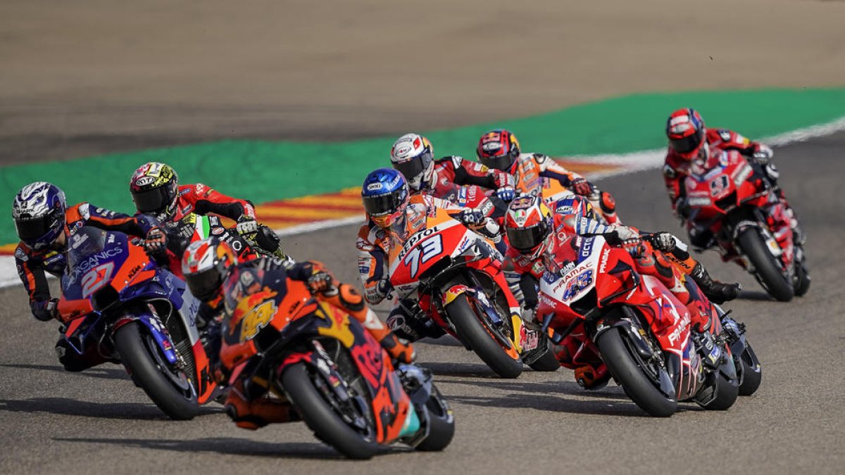 L’Àlex, al centre del grup, va poder remuntar fins que va caure.