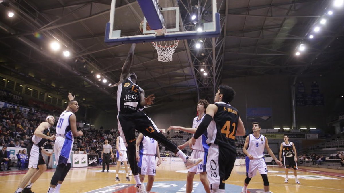 Ablaye Mbaye, uno de los jugadores más destacados del ICG Força Lleida, anota sin apenas oposición de los jugadores del Prat.