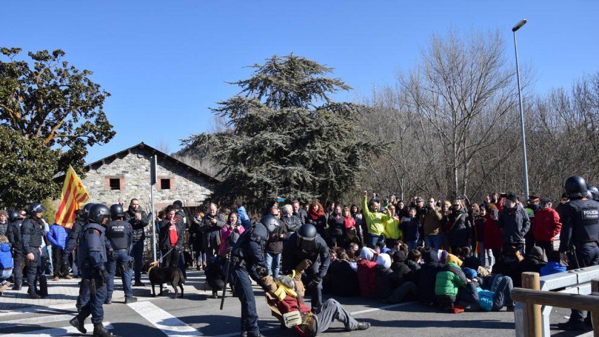 Els Mossos d’Esquadra desallotjant els manifestants que ocupaven la calçada de l’N-260 a la Seu.