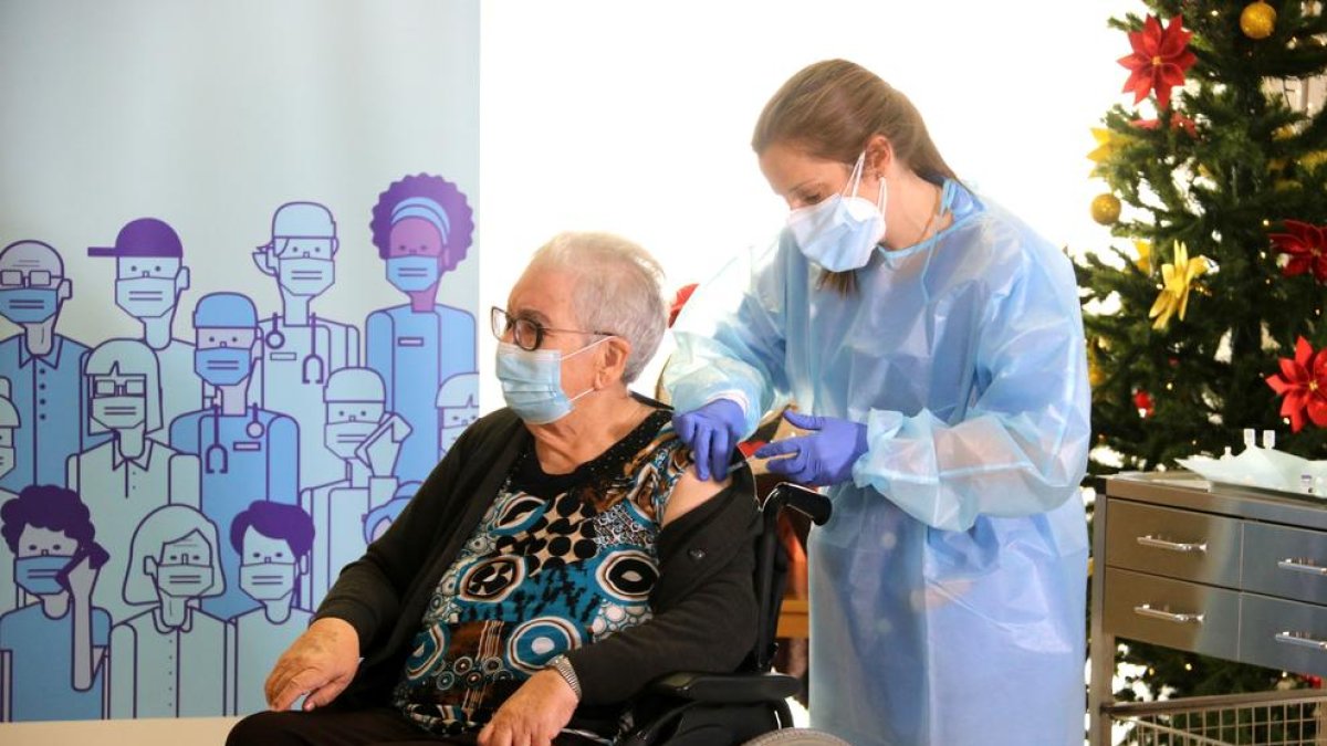 Una mujer de 89 años, primera vacunada contra la Covid en Catalunya