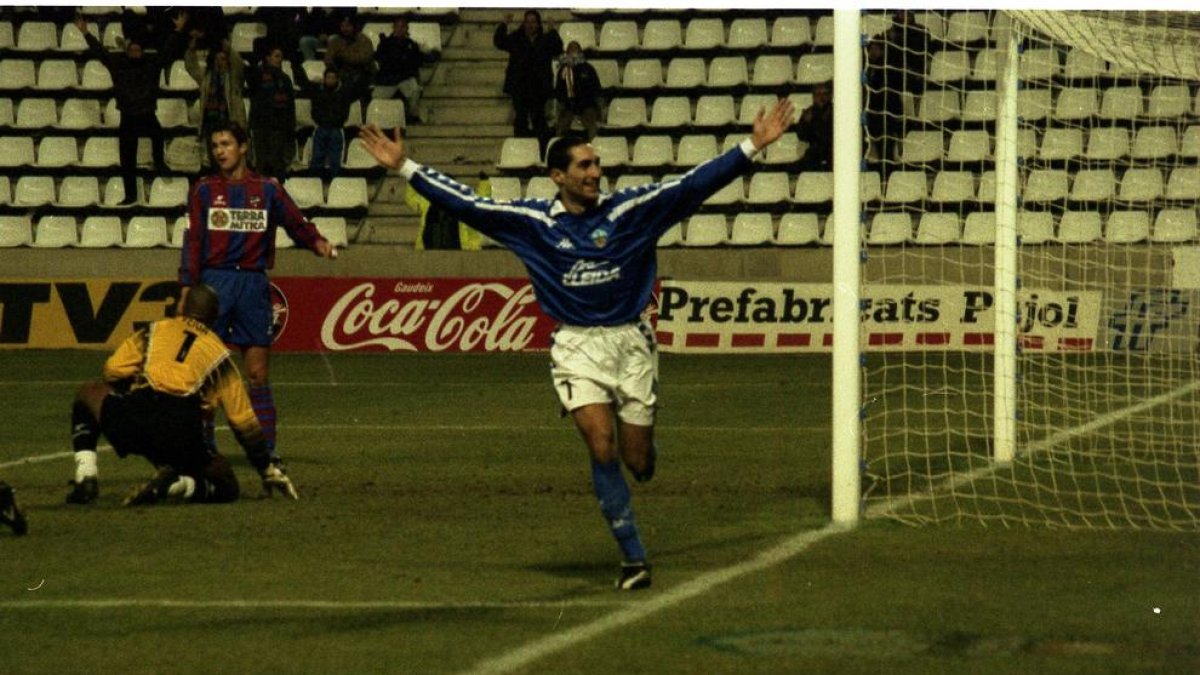 Gerard Escoda celebra un gol durante su etapa de futbolista en la UE Lleida.