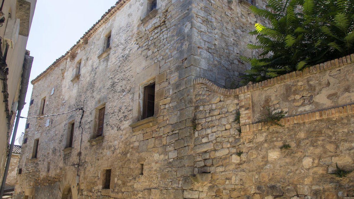 Vista de la façana de Cal Miró, al centre de Nalec.