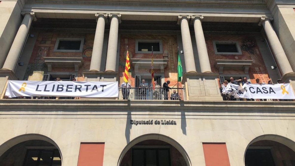 La Diputación de Lleida cuelga una pancarta en apoyo a los 'presos políticos'