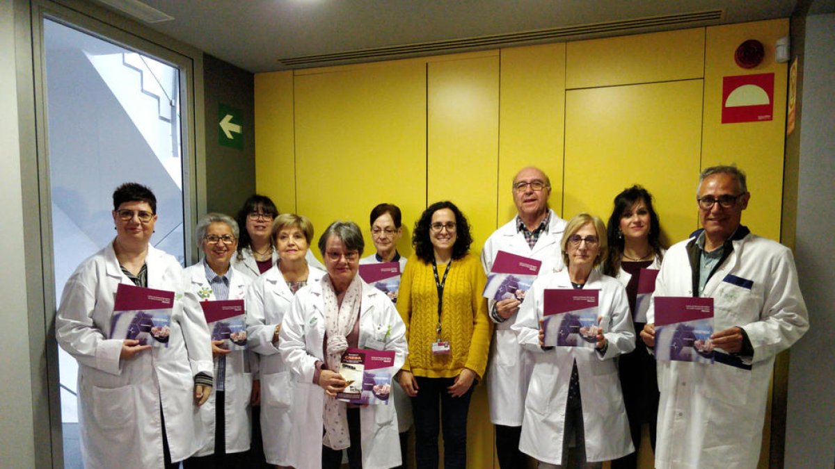 Voluntarios de la AECC de Lleida visitando el IRBLleida.