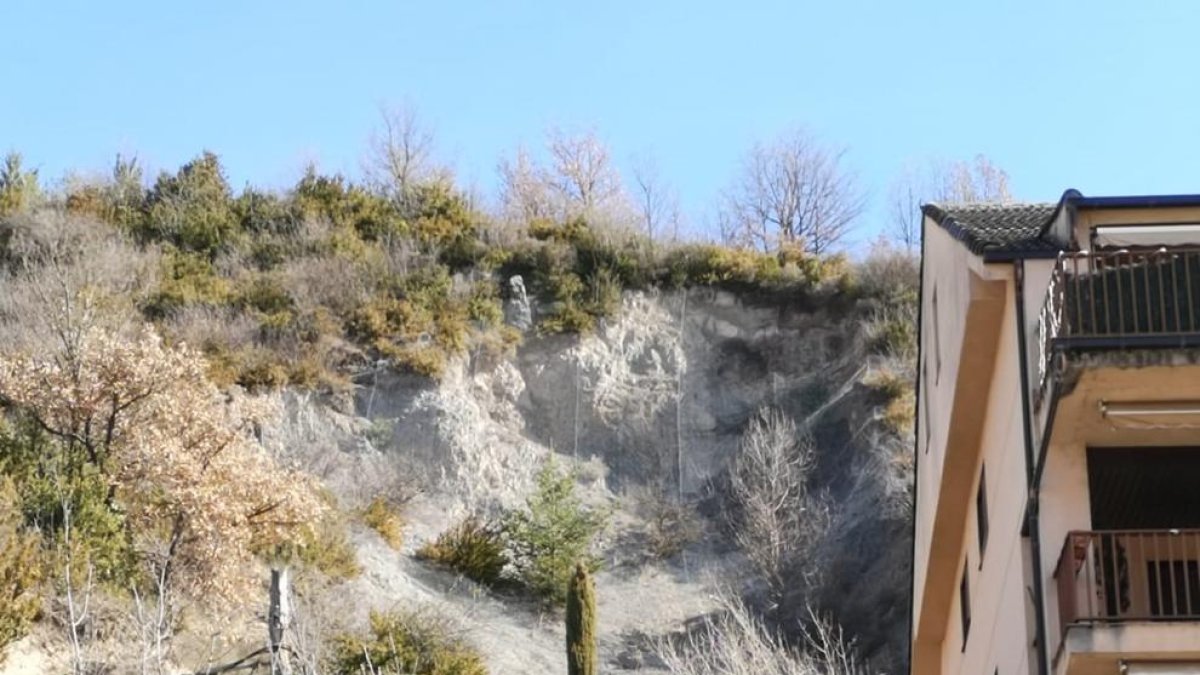 El pendent que se sanejarà i en què es canvia la malla metàl·lica.