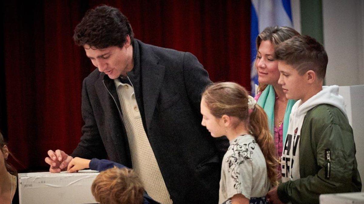 Justin Trudeau emite su voto junto a su familia.