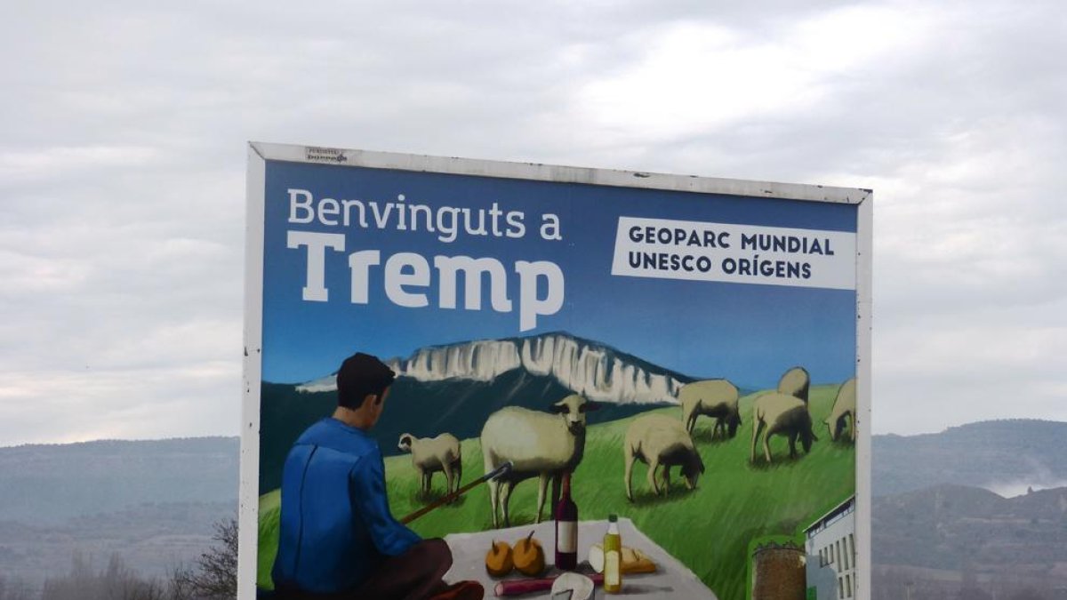 Uno de los carteles que se han instalado en las entradas de Tremp.