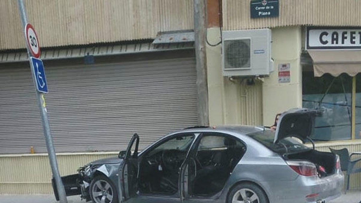 Un cotxe s'encasta contra un fanal a Tàrrega