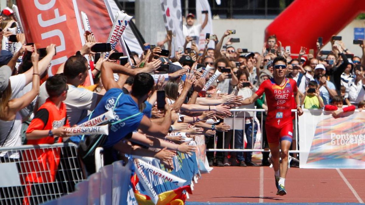 Gómez Noya, en el moment d’entrar a la recta de meta saludant els aficionats.