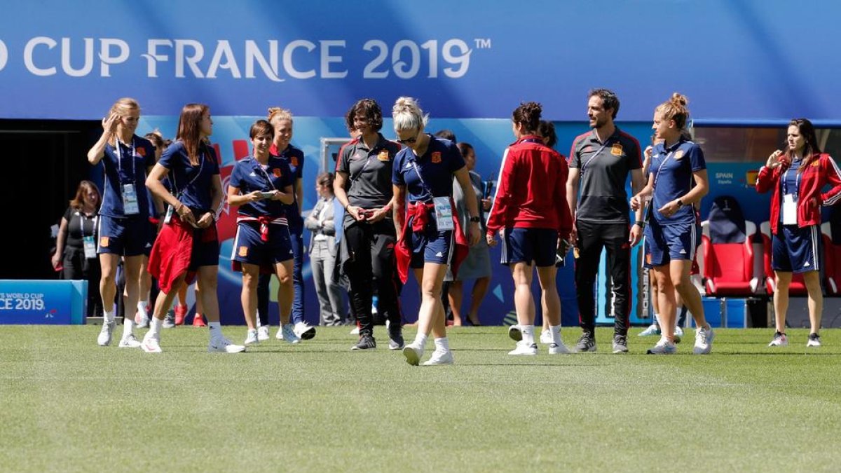 Las futbolistas de la selección española, ayer en el estadio de Reims donde jugarán hoy.