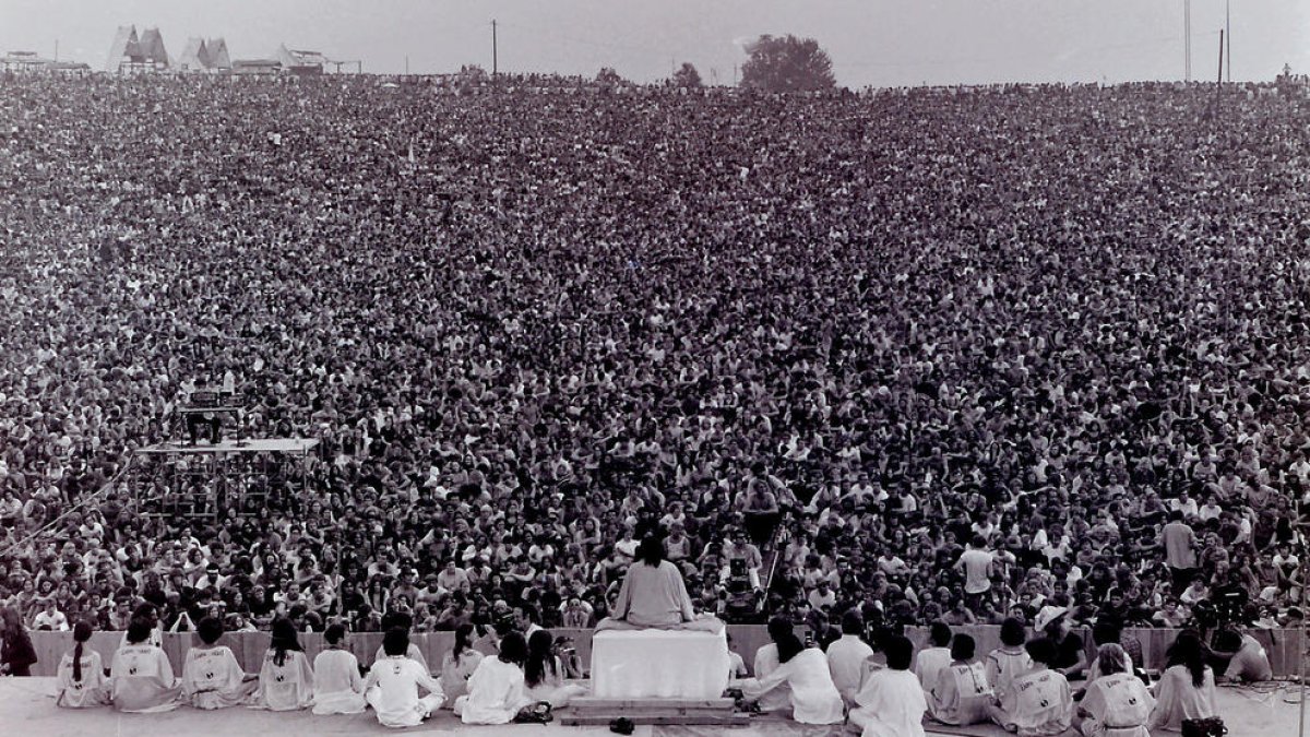 Multitudinaria ceremonia inaugural de Woodstock, con el discurso del gurú Swami Satchidananda.