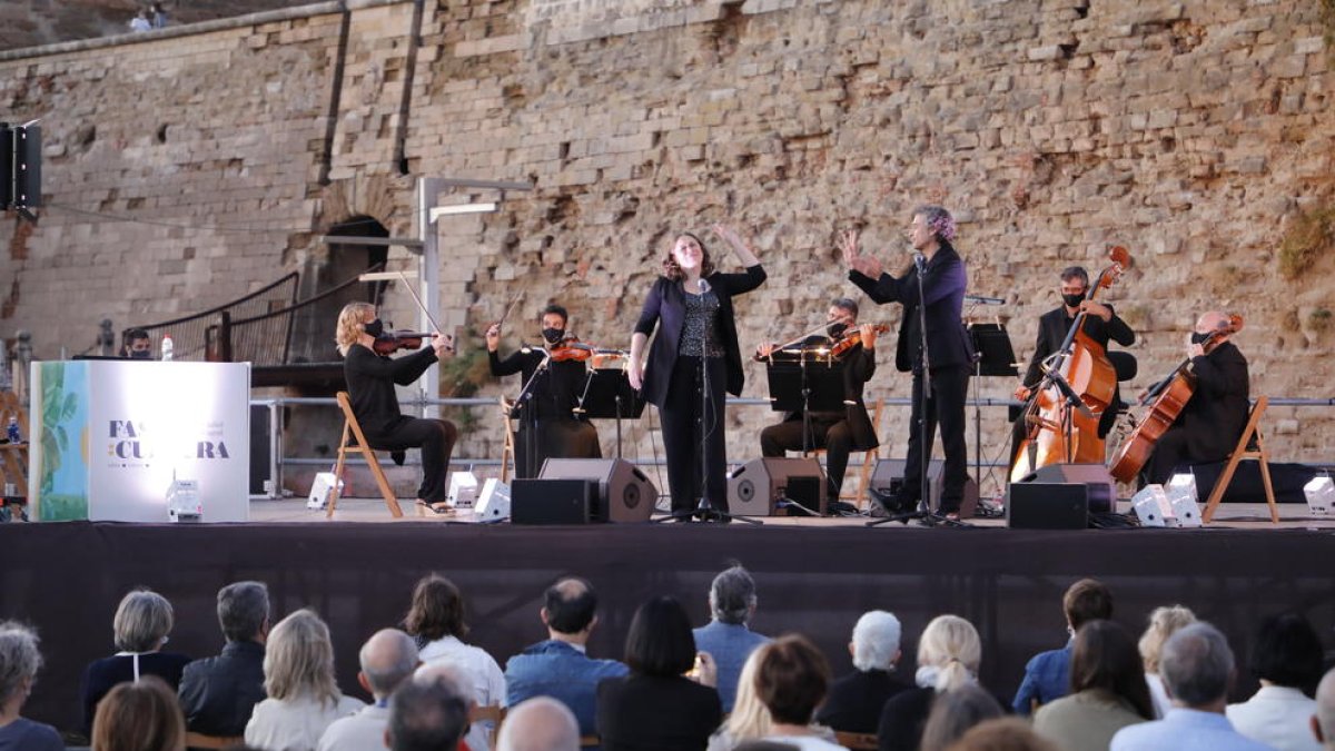 Un moment del concert ‘Cordes a l’aire, veus al vent’, ahir a la plaça de la Sardana.