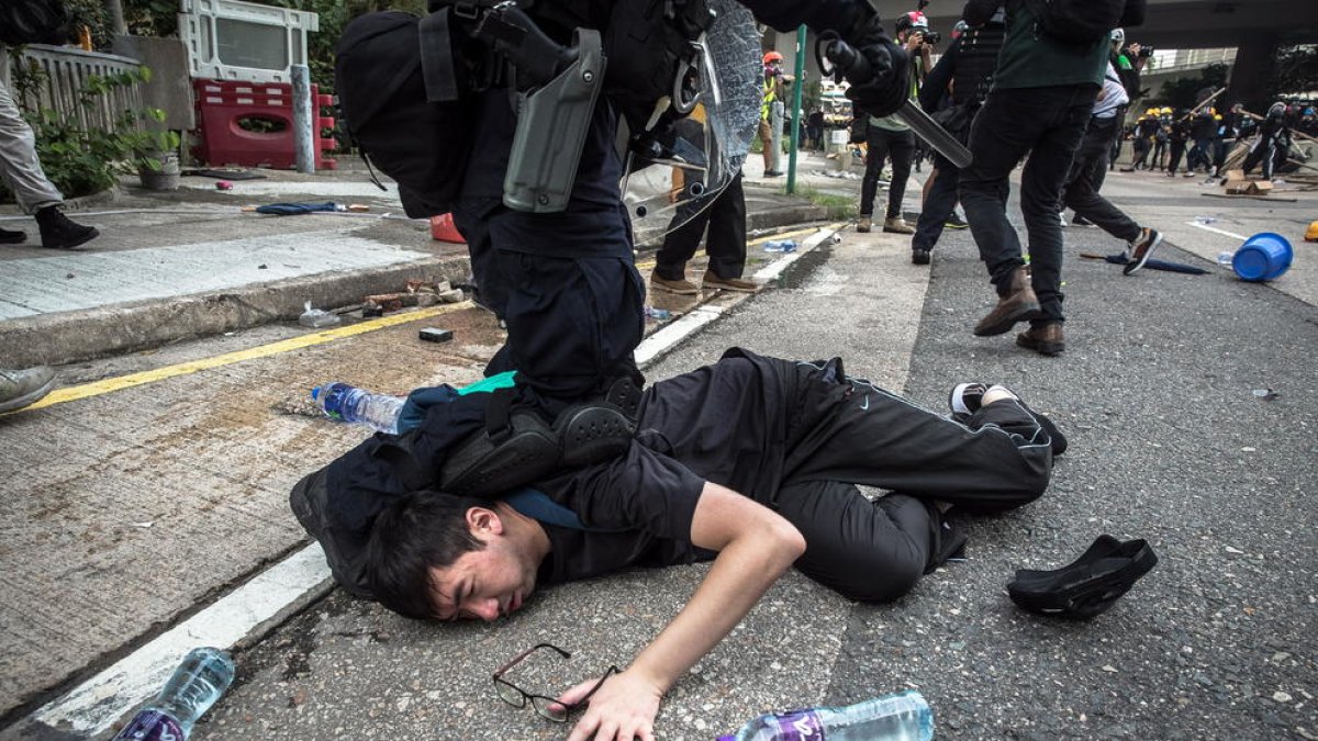 La violència torna als carrers de Hong Kong
