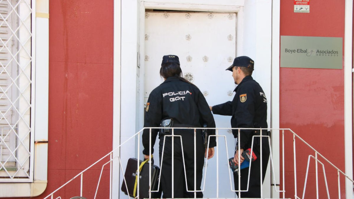 Dos agentes de la Policía Nacional entran en el despacho del abogado Gonzalo Boye.
