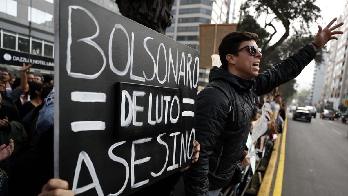 Portesta contra el president brasiler a Lima, Perú.