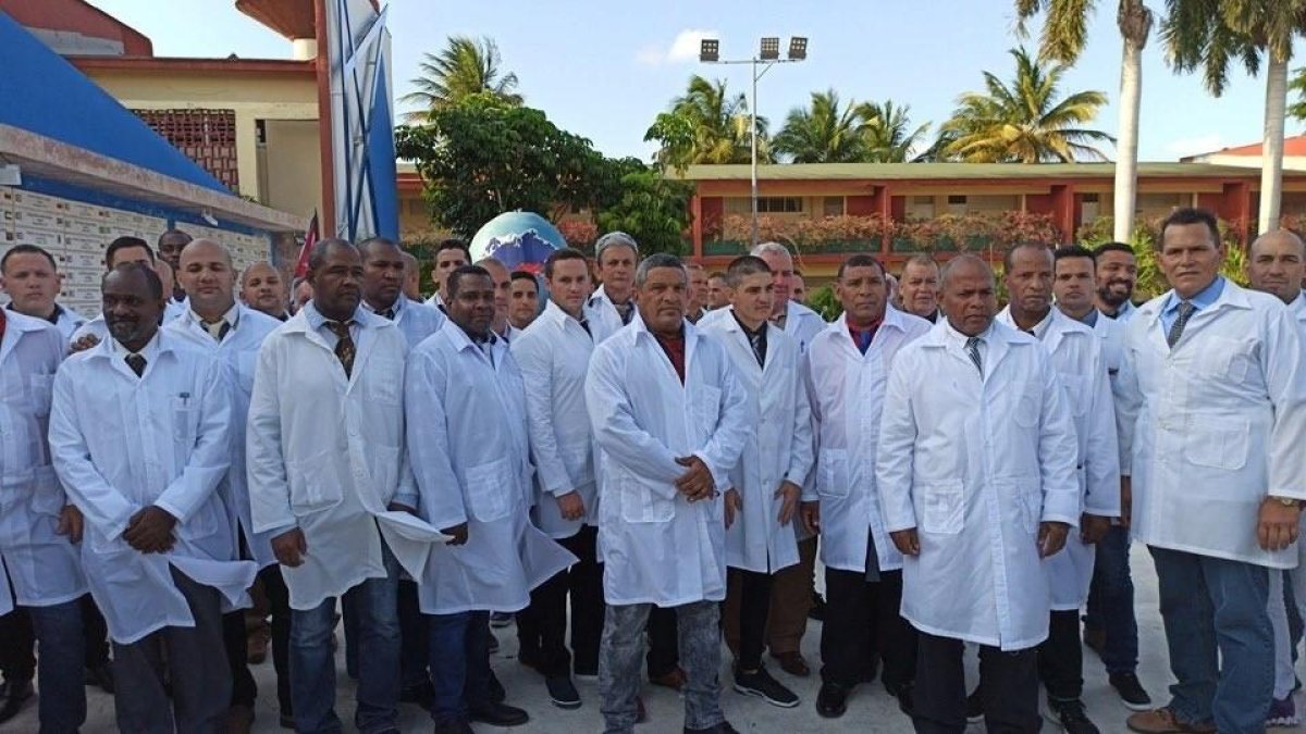 Cuba envia una brigada mèdica a Itàlia per combatre el coronavirus.
