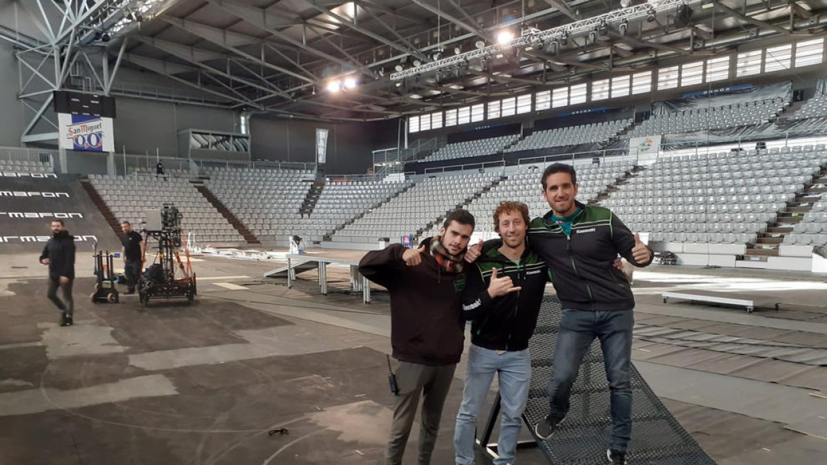 Alguns pilots van poder comprovar la transformació del pavelló Barris Nord per a l’esdeveniment.