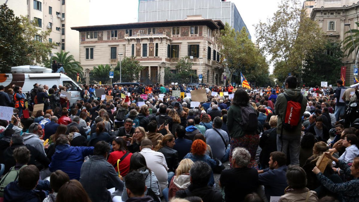 Miles de manifestantes convocados por Tsunami Democràtic en la delegación del Gobierno central en Barcelona, ayer.