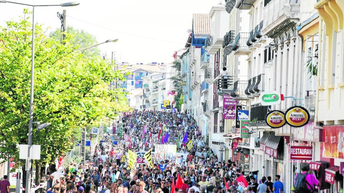 Momento de la manifestación pacífica anti cumbre del G7 a su paso por Hendaya.