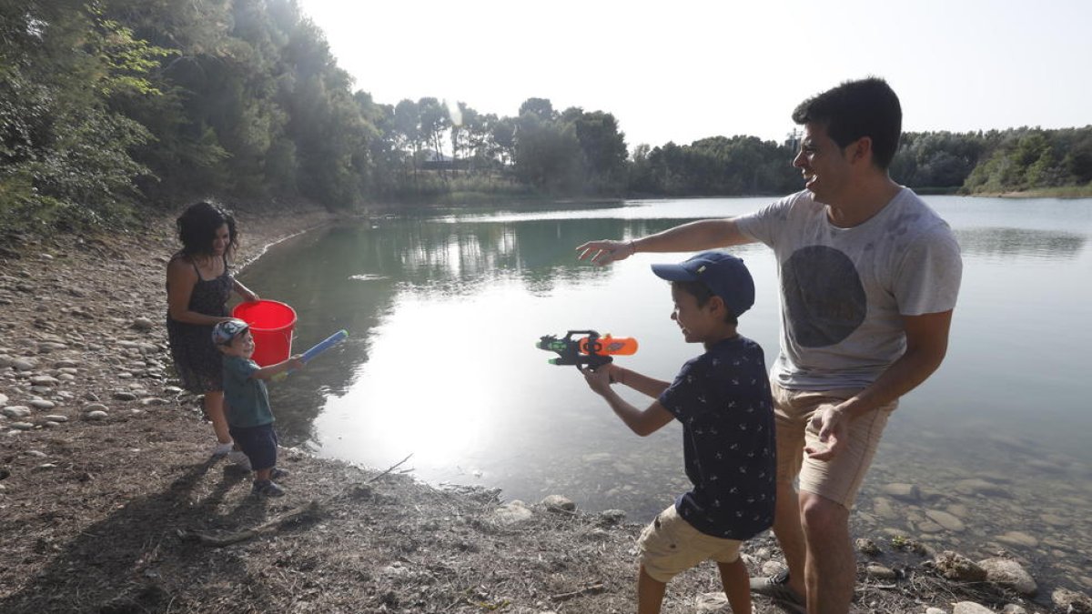 Una familia combate el calor jugando con agua.