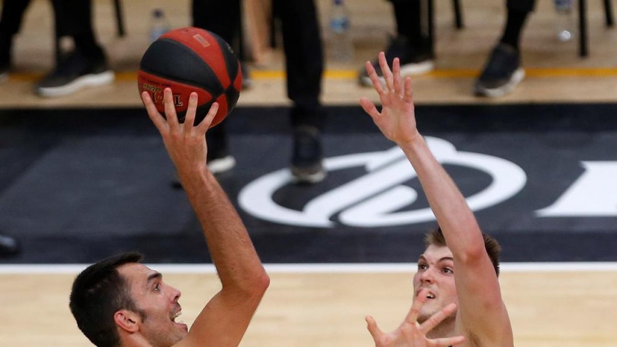El lleidatà Pierre Oriola llança a cistella davant de Ben Lammers.