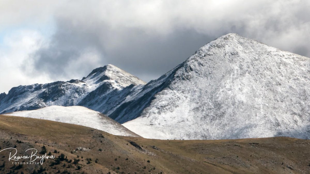 Un dels cims del Sobirà ahir amb la primera nevada.