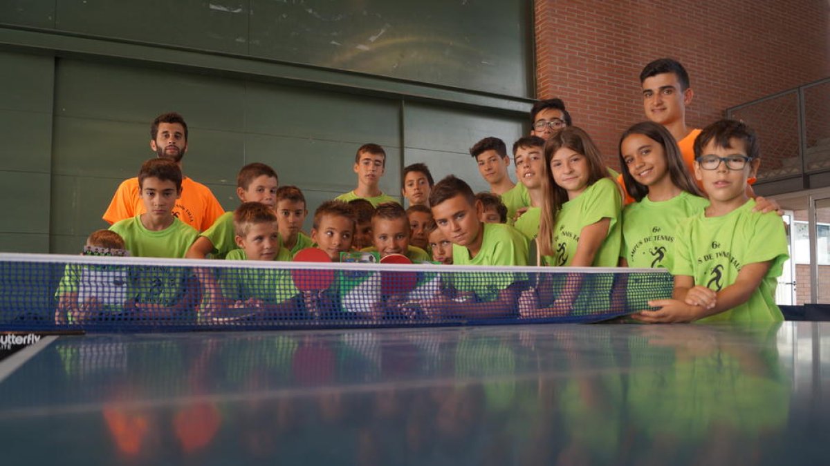 Niños y técnicos de la anterior edición del campus.