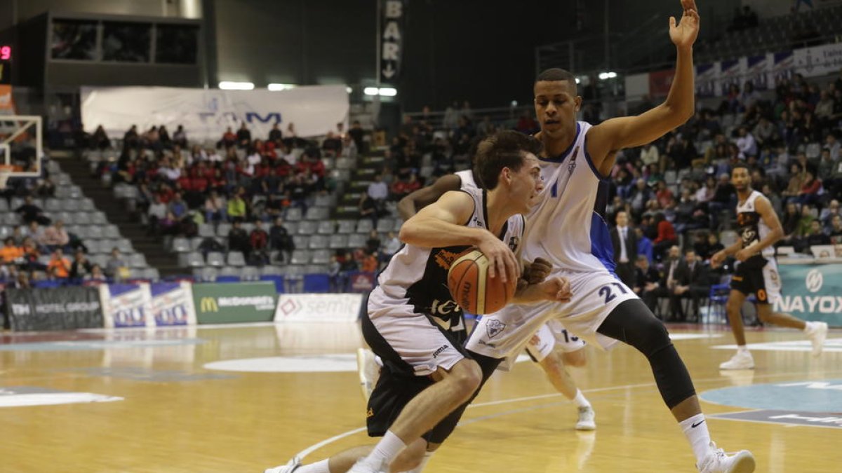 Chapela, defendido por Sena, dirigió con orden al equipo.